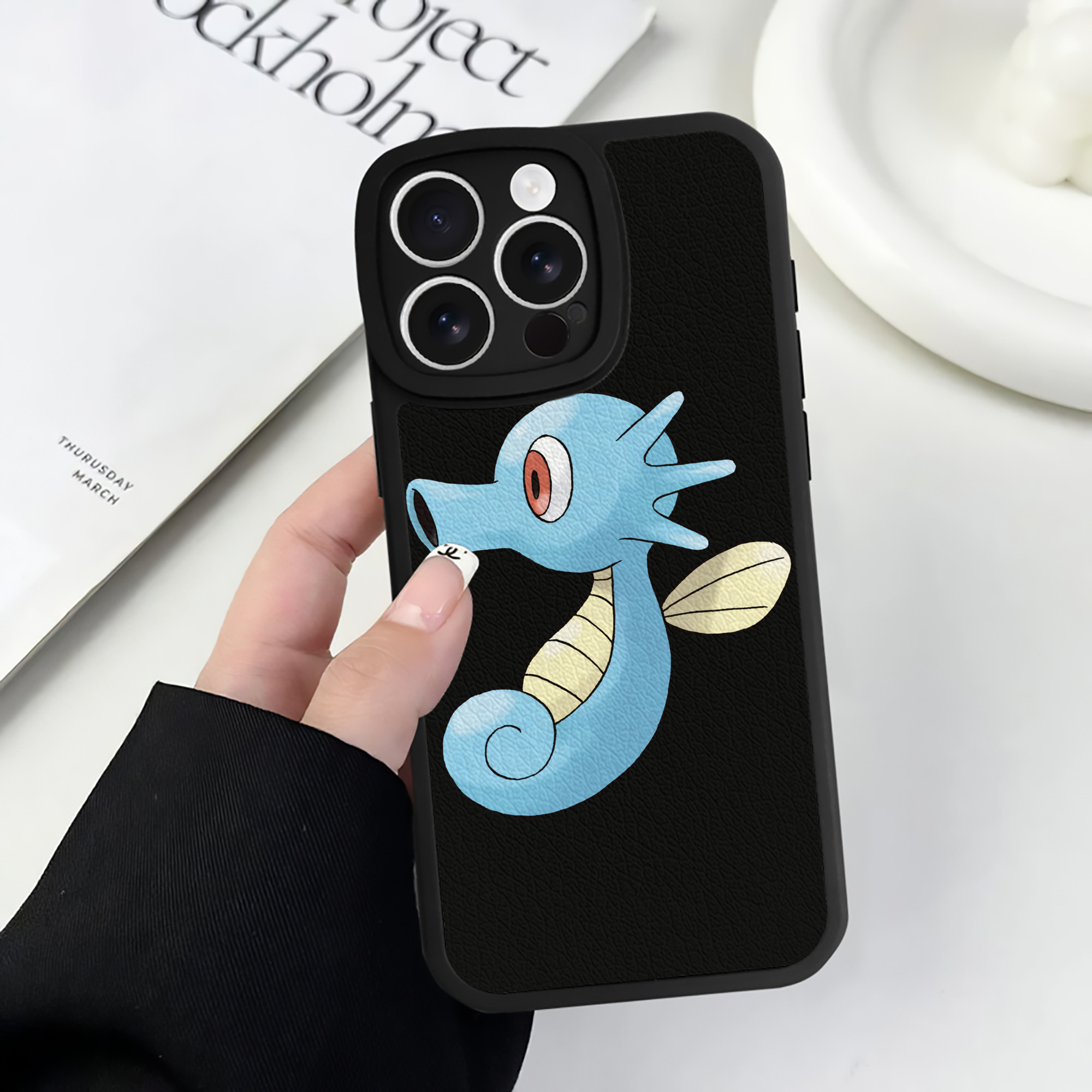 （画像用） ポケットモンスター Pokémon 【iPhone 16シリーズ対応】シリコンスマホケース（レザー調） 材質：シリコン